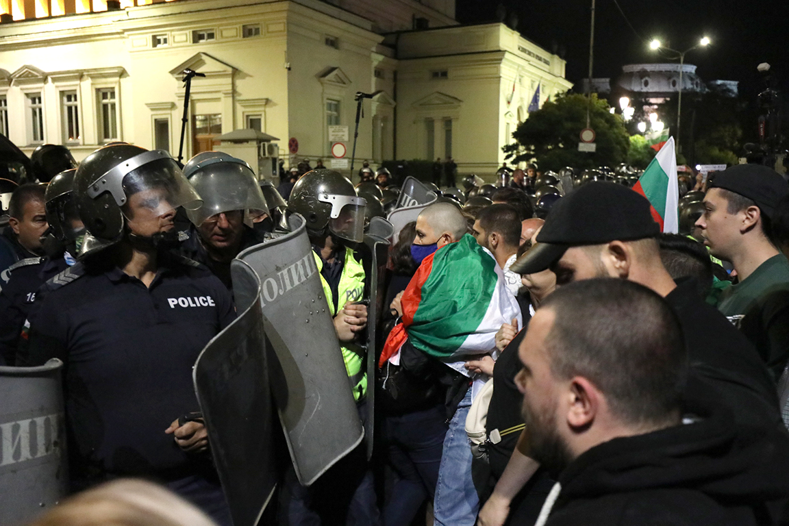 <p>Сблъсъци между полиция и протестиращи пред парламента. Полицейски кордон препречи шествието до паметника на Незнайния воин</p>
