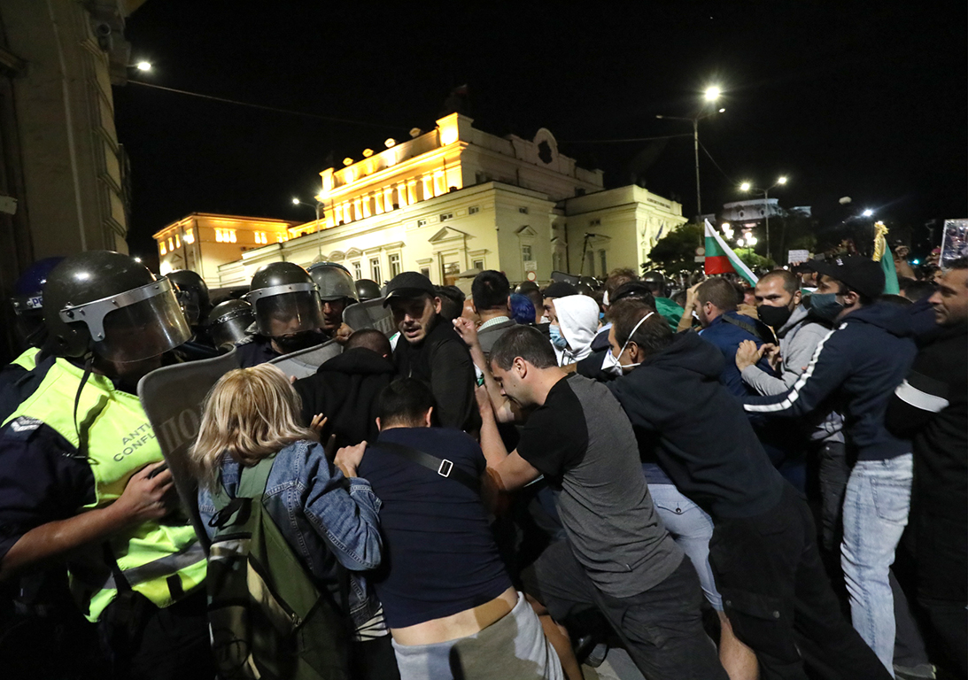 <p>Сблъсъци между полиция и протестиращи пред парламента. Полицейски кордон препречи шествието до паметника на Незнайния воин</p>