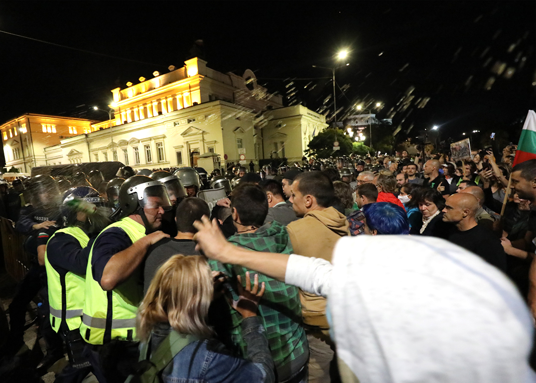 <p>Сблъсъци между полиция и протестиращи пред парламента. Полицейски кордон препречи шествието до паметника на Незнайния воин</p>