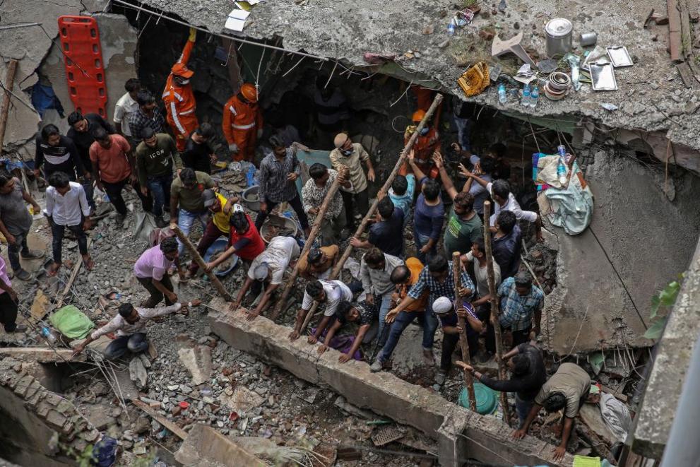 Все повече жертви намират спасителите под рухналата къща в Бхиванди, Индия