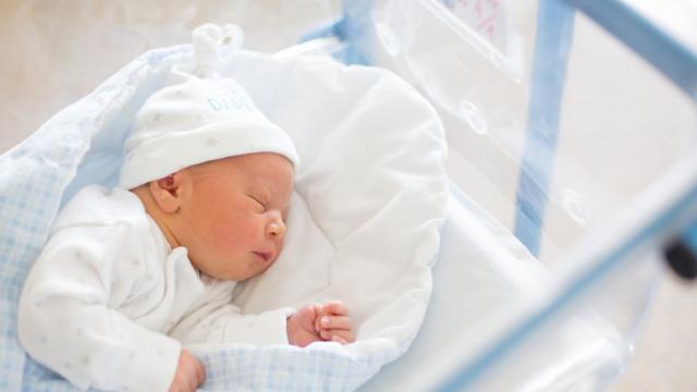 Момиченце се роди от 27-годишен ембрион (СНИМКИ)