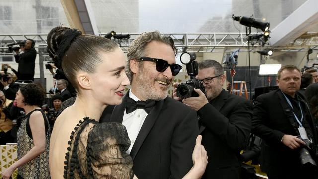 Актьорите Хоакин Финикс и Руни Мара станаха родители на момченце (СНИМКИ)