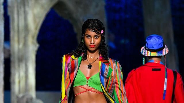 Крещящи цветове и дебели модели на шоуто на Versace (ГАЛЕРИЯ)
