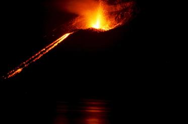 Индонезийският вулкан Руанг изригна отново