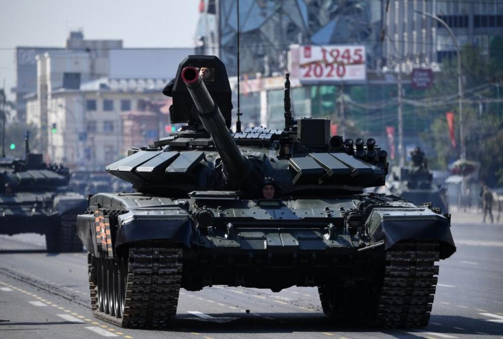 Робот взима на прицел и унищожава руски танкове Т-72
