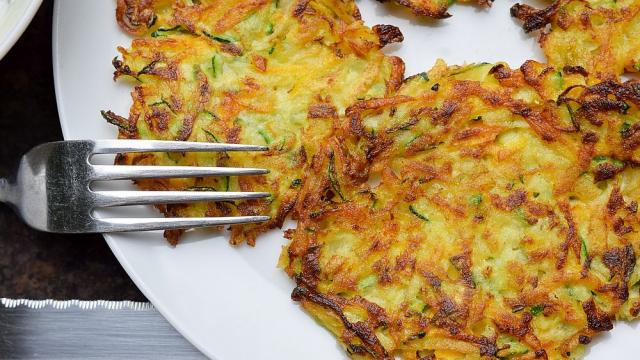Картофени палачинки - вкусни и лесни за приготвяне (ВИДЕО)