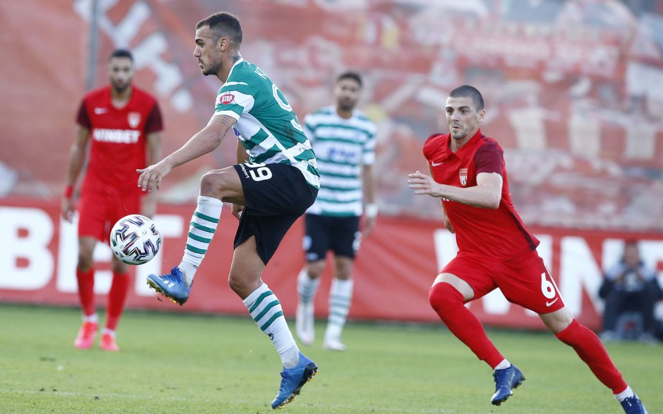 Защитникът Мануел Ангули все още не може да подпише договор