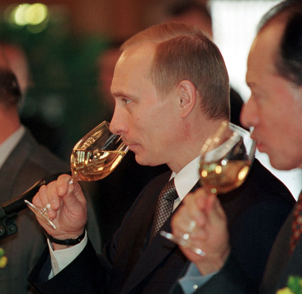 През 2004 г. празненствата започват да стават по-пищни. В чест на Владимир Путин бе организирана тържествена вечеря в Константиновия дворец, която завърши с фойерверки.