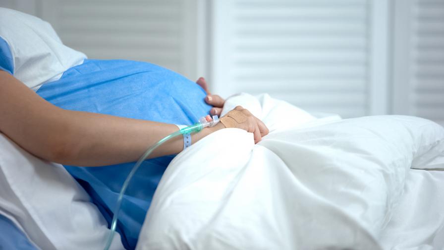 Абсурд: Бременна обиколи 4 болници и 3 града, за да роди