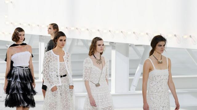 Холивудски блясък на ревюто на Chanel в Париж (ГАЛЕРИЯ)