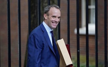 Британският външен министър Доминик Рааб намекна че Великобритания може да