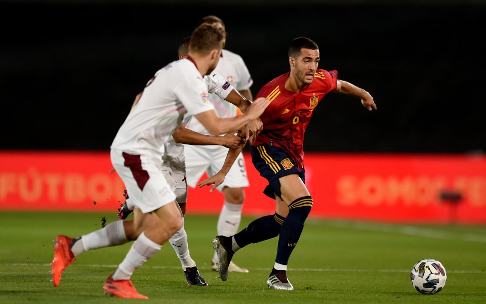 Отборите на Испания и Швейцария играят при резултат 1:0 в
