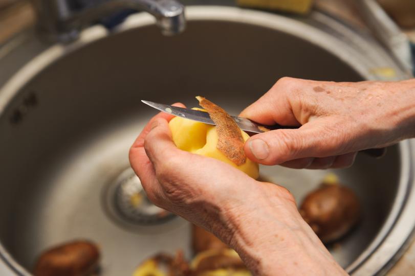 <p>Обикновено хората заливат картофите със студена вода, поръсват ги със сол и ги слагат да се варят. В този случай в процеса на обработка се губят почти всички хранителни вещества. Правилното варене предполага суровите картофи да се пуснат във врящата вода и да се осолят чак когато омекнат.</p>
