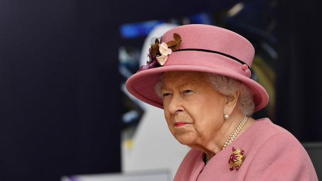 Кралица Елизабет Втора пуска специален джин с аромат на билки 