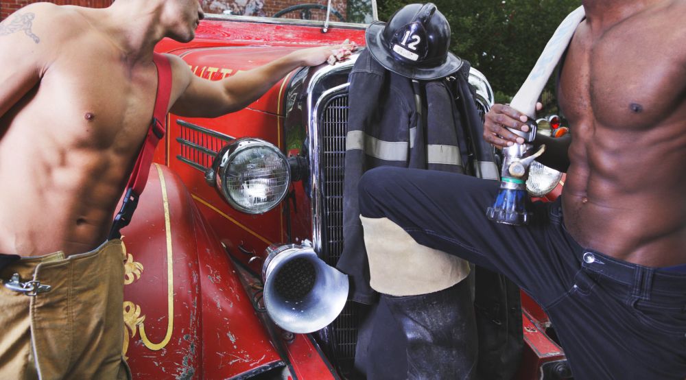 Горещо събитие в Ню Йорк: Пожарникарите от календара на FDNY очароваха фенове