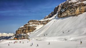 Шестима души са изчезнали по време на ски преход в