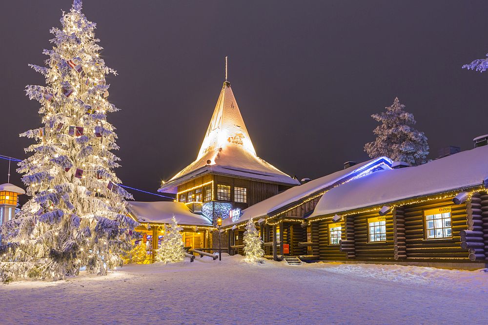 Притеснявате се, че писмото до Дядо Коледа може да не е правилно? Не се притеснявайте, ако пътувате до Рованиеми, можете да му го предадете. Дядо Коледа живее в този малък град във финландската Лапландия, сред заснежени гори, ледени реки и северно сияние, които озаряват небето. Задължително за всеки любител на приключенията.