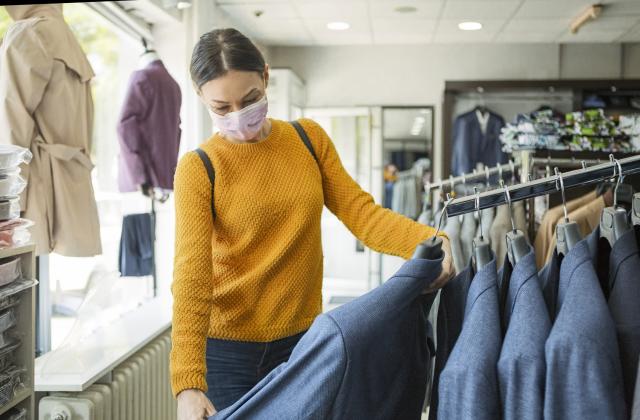 Носенето на предпазни маски в градския транспорт трябва да остане