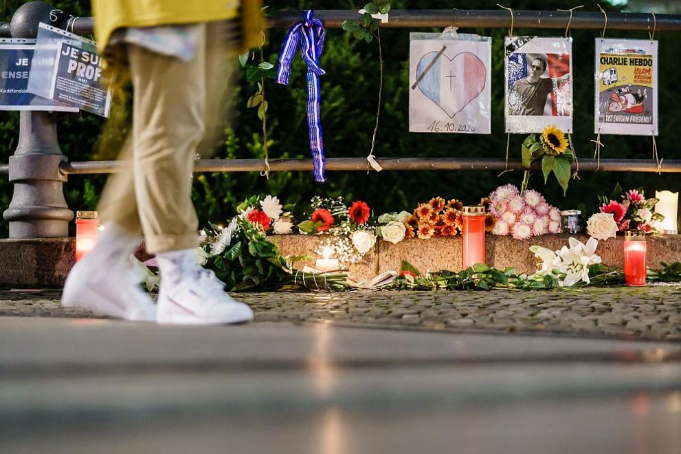 Цветя в памет на убития от ислямист учител