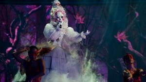 Маскираният певец