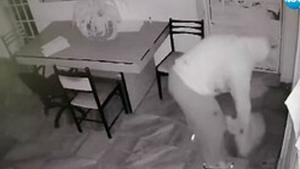 мъж изсипва чувал с животинска тор