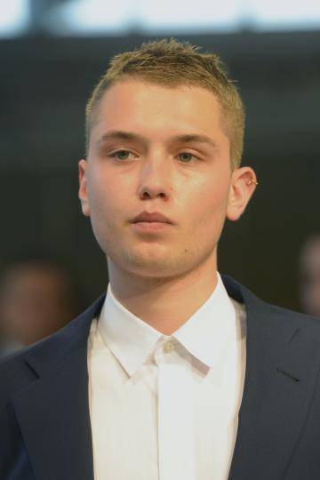 Рафърти Лоу, който удивително прилича на баща си Джъд Лоу