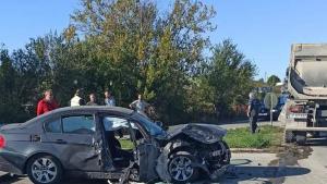 Кола блъсна тежкотоварен автомобил на пътя Шумен Силистра