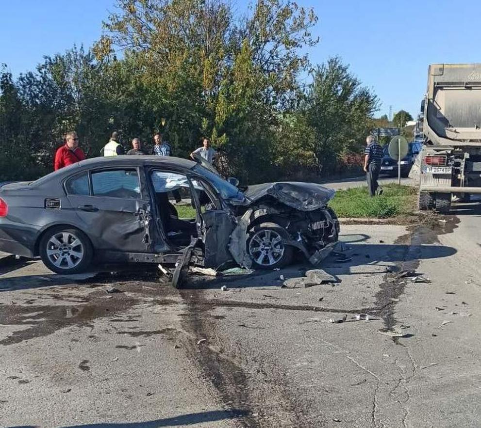 Кола блъсна тежкотоварен автомобил на пътя Шумен - Силистра