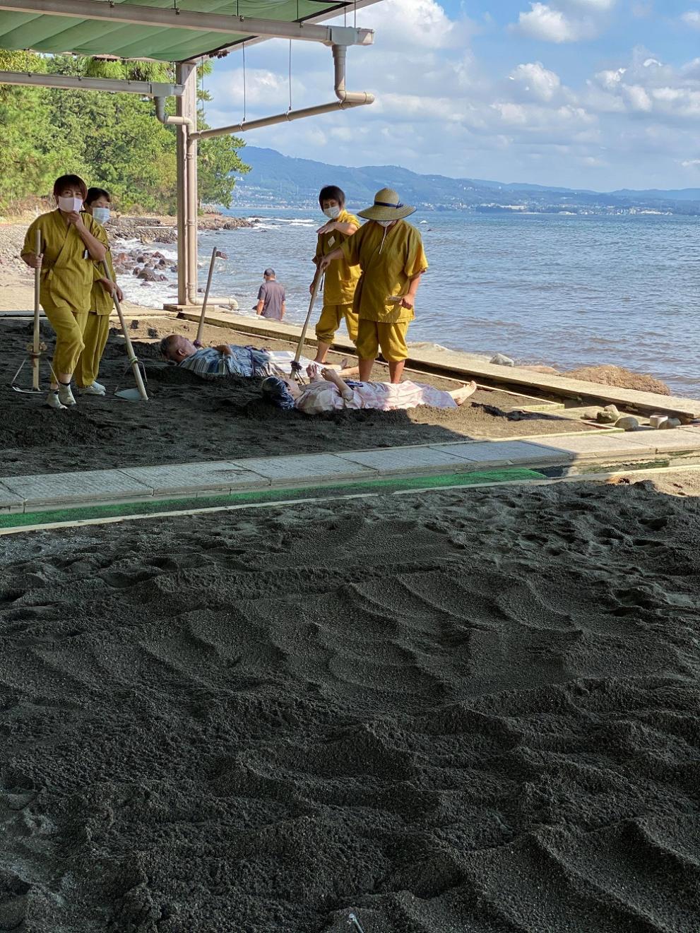 На плажа служители разравят пясъка, а под него остават клиентите. Температурата от горещата вода под пясъка е 41.1 градуса и има лечебни качества. Те са през целия ден с маски.