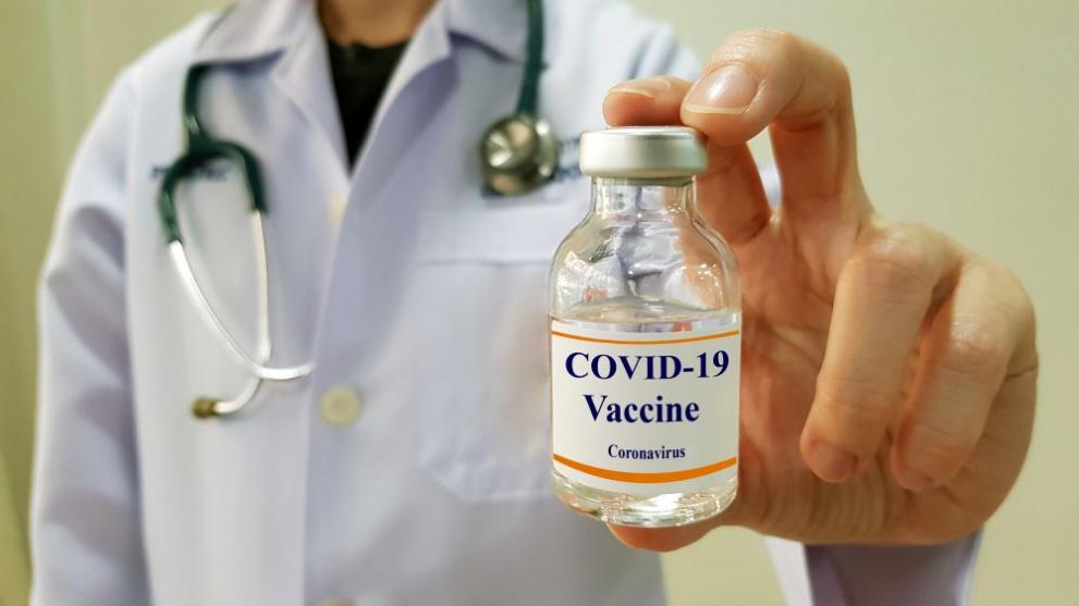 Първата тествана и одобрена по всички правила ваксина срещу коронавируса може да е на пазара още през ноември