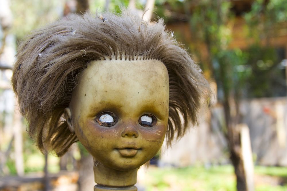 Островът на куклите в Мексико.<br>
Мексиканец на име Хулиан Сантана Барера окачил счупени и обезобразени детски кукли по целия остров, за да го предпази от злите духове. Сега мястото е туристическа атракция.