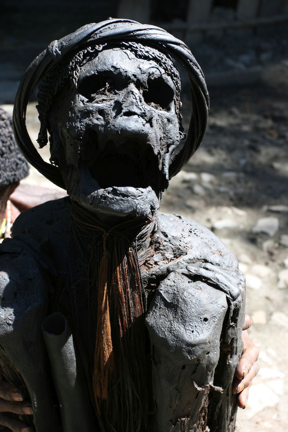 Пушени мумии, Папуа, Нова Гвинея. Племето Анга отдава почит на мъртвите по малко по-различен начин. Представители на племето не погребват роднините си в земята, а мумифицират тела, използвайки техниката на опушване. Те създават гробни места близо до селата и по-късно често ги посещават. За племето Анга този метод е форма на показване на уважение към починалите.