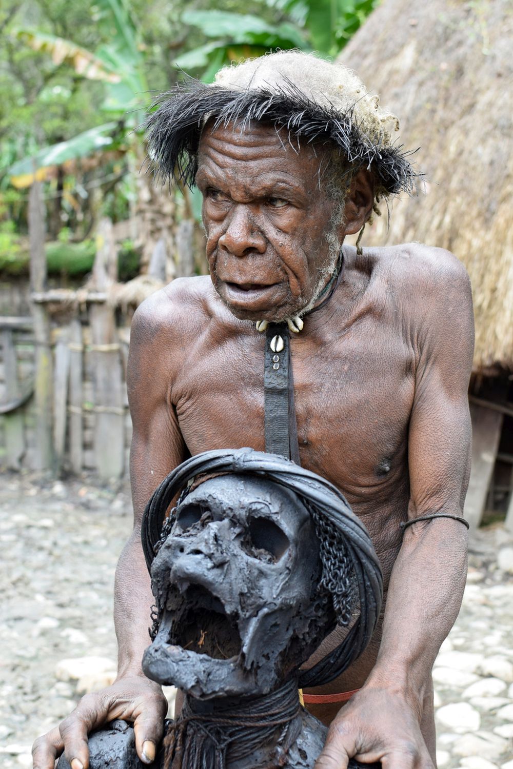 Пушени мумии, Папуа, Нова Гвинея. Племето Анга отдава почит на мъртвите по малко по-различен начин. Представители на племето не погребват роднините си в земята, а мумифицират тела, използвайки техниката на опушване. Те създават гробни места близо до селата и по-късно често ги посещават. За племето Анга този метод е форма на показване на уважение към починалите.