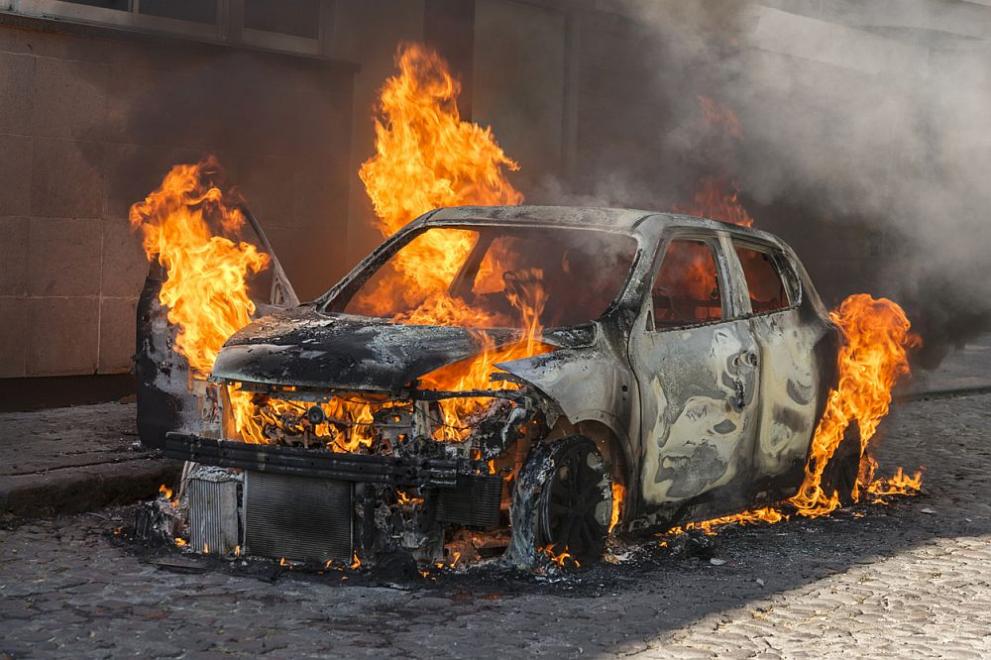 Автомобил изгоря напълно в Перник, при извършване на ремонтни дейности