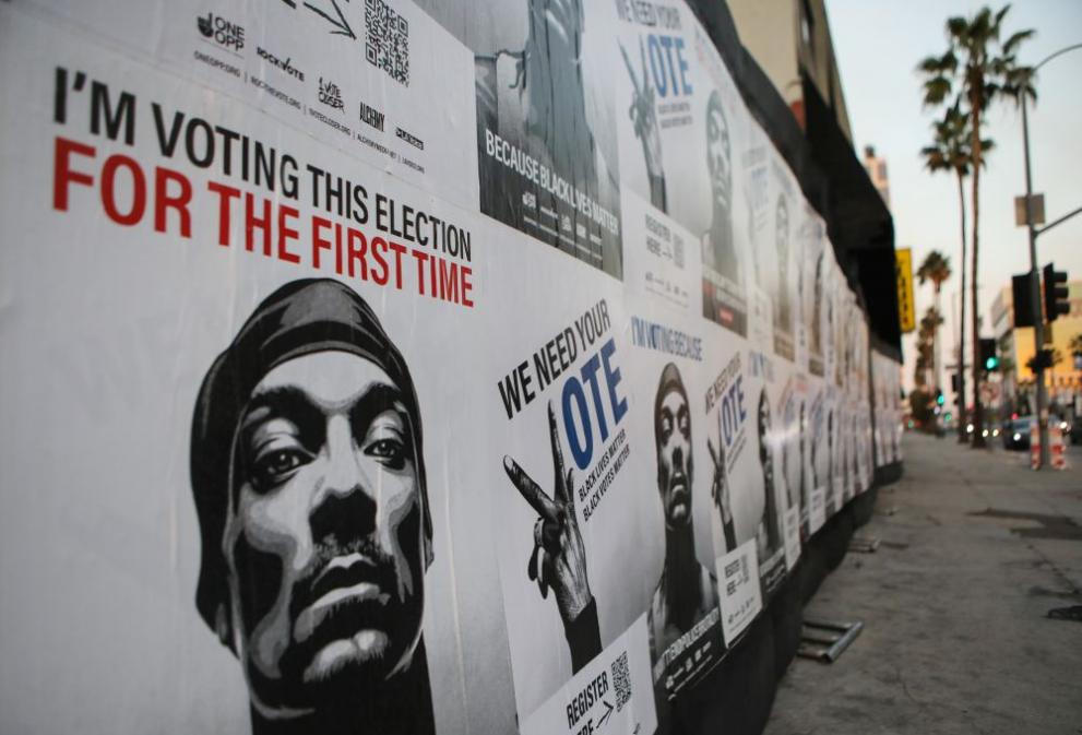 Снуп Дог участва активно в предизборната кампания, преди да пусне първата бюлетина в живота си