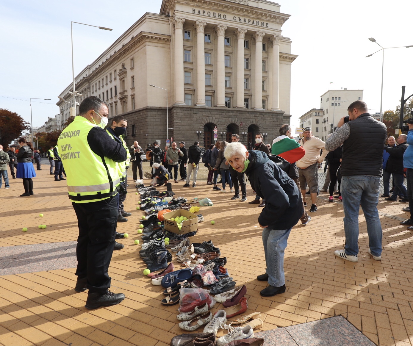 <p>По обяд днес &bdquo;Отровното трио&quot; организира пред Министерския съвет нов тип протест. Той е под надслов &bdquo;Ден 120: изтърканите обувки на над 2 милиона българи&rdquo;. Обувки&nbsp; ще бъдат хвърлени пред вратата на Министерския съвет. Целта е да се покаже колко много българи са напуснали страната в търсене на препитание навън.</p>