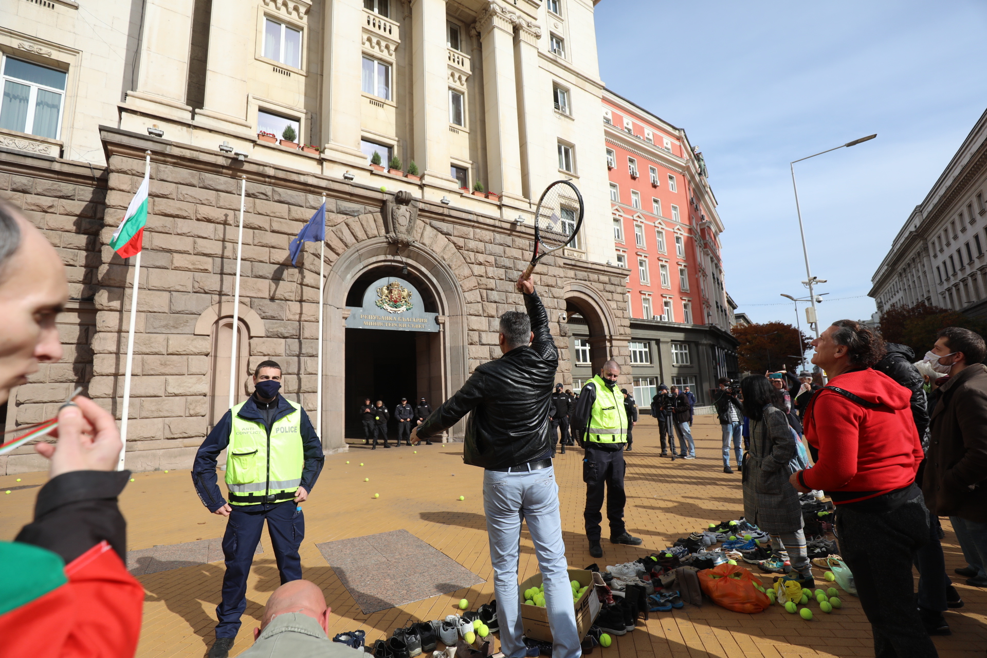 <p>По обяд днес &bdquo;Отровното трио&quot; организира пред Министерския съвет нов тип протест. Той е под надслов &bdquo;Ден 120: изтърканите обувки на над 2 милиона българи&rdquo;. Обувки&nbsp; ще бъдат хвърлени пред вратата на Министерския съвет. Целта е да се покаже колко много българи са напуснали страната в търсене на препитание навън.</p>