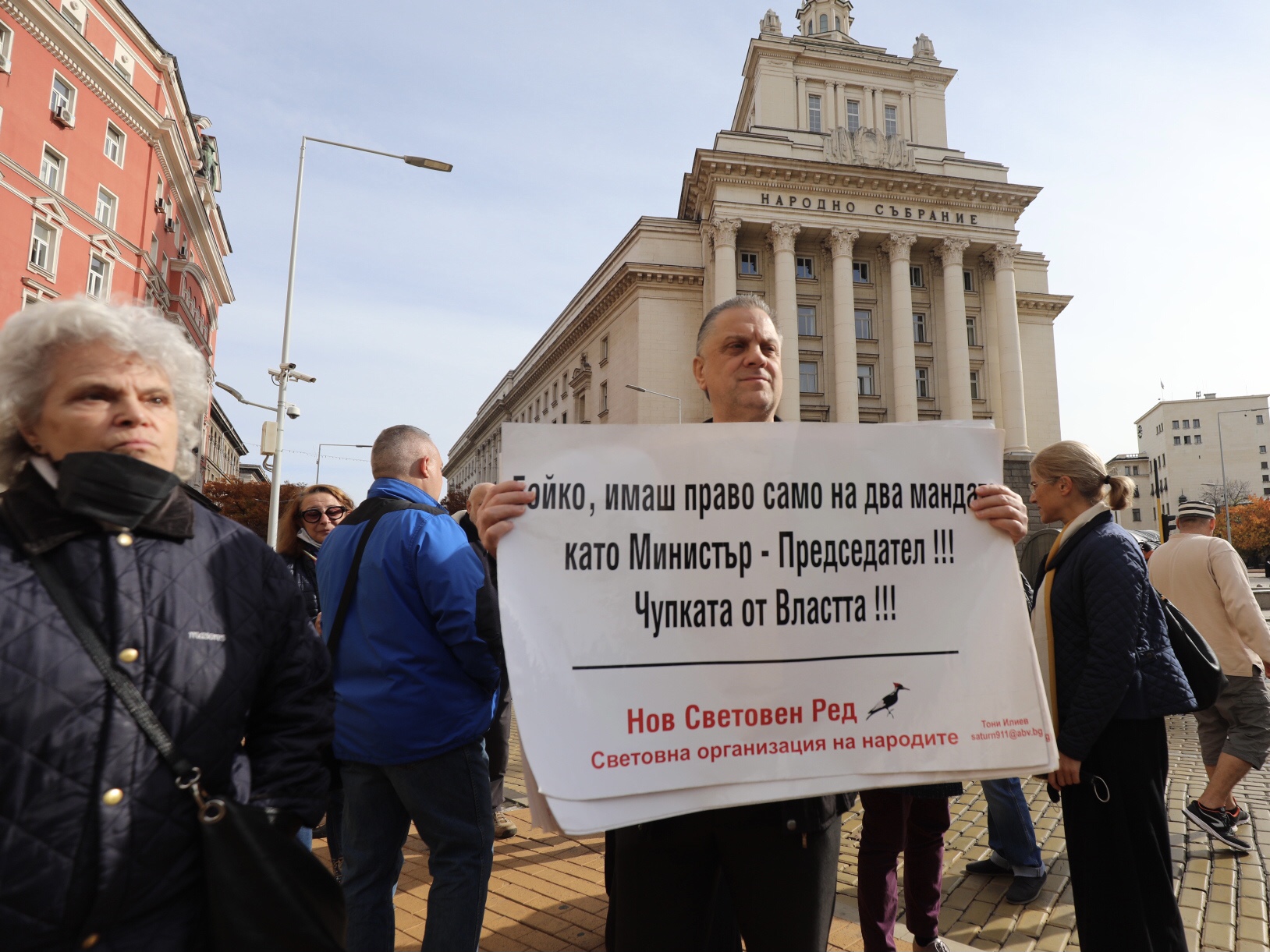 <p>По обяд днес &bdquo;Отровното трио&quot; организира пред Министерския съвет нов тип протест. Той е под надслов &bdquo;Ден 120: изтърканите обувки на над 2 милиона българи&rdquo;. Обувки&nbsp; ще бъдат хвърлени пред вратата на Министерския съвет. Целта е да се покаже колко много българи са напуснали страната в търсене на препитание навън.</p>