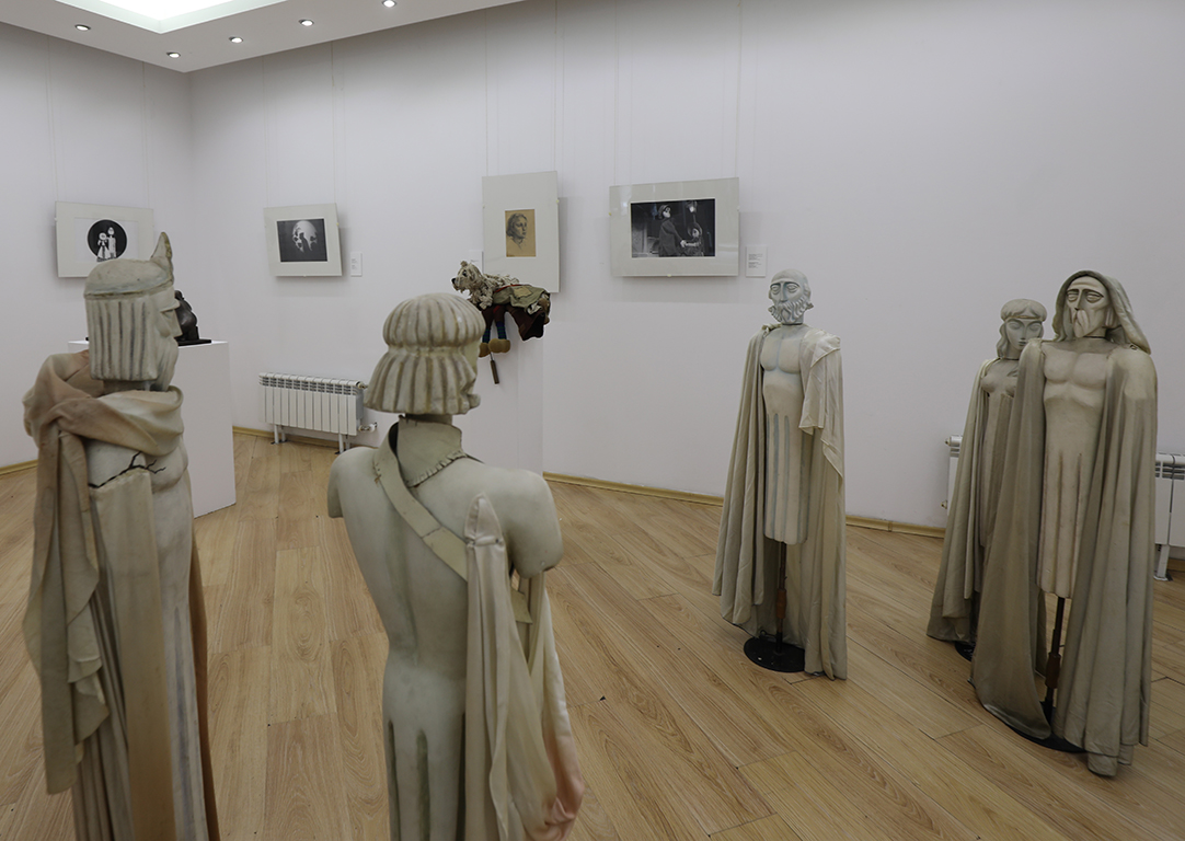 <p>Името Ива Хаджиева не е непознато на българската публика. Тъкмо напротив &ndash; с него се свързват десетки куклени спектакли, реализирани в страната. Емблематични представления като &bdquo;Еленово царство&ldquo;, &bdquo;Шестте пингвинчета&ldquo;, &bdquo;Яйцето&ldquo;, &bdquo;Бръмчилото&ldquo;, осъществени на сцените на куклените театри в София, Пловдив, Бургас.</p>