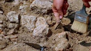 Археолози са попаднали на находка под някогашно гробище в двора