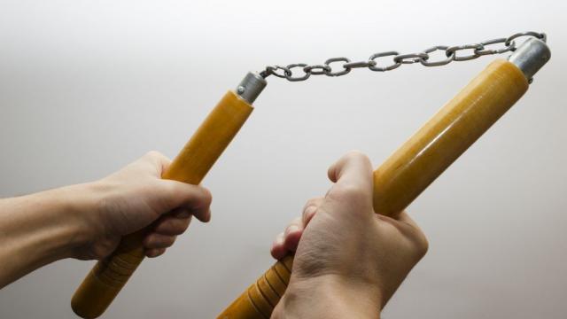 Игрив китайски нинджа кърти рекорди с нунджако