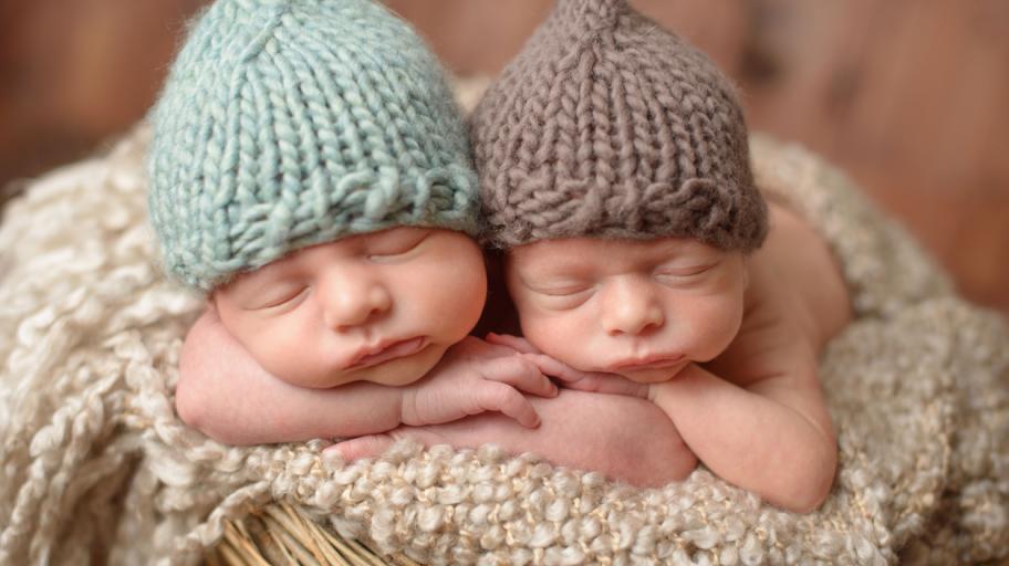 Съдбоносно съвпадение: близначки родиха на рождения си ден