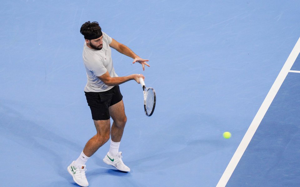 Марк-Андреа Хюслер от Швейцария спаси два мачбола и се класира