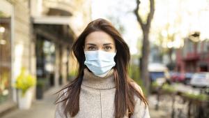 Изискването за носене на предпазни маски за лице в лечебните
