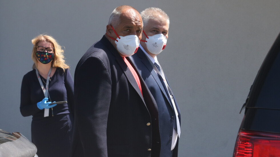 Премиерът, който изкара 14-дневна карантина с коронавирус, бе с маска в Пирогов
