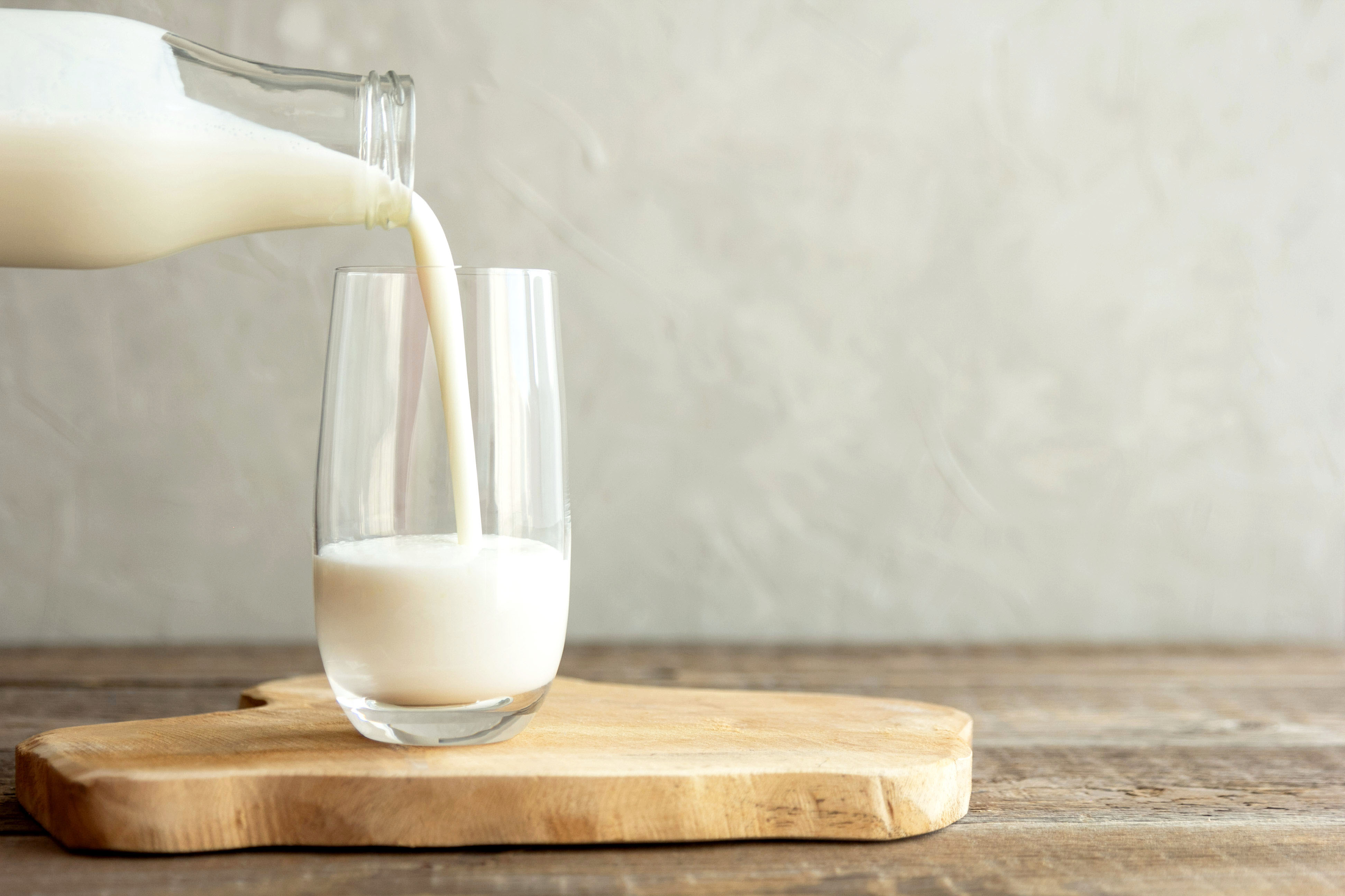 <p><strong>Избирате обезмаслено мляко</strong></p>

<p>Обезмасленото прясно или кисело мляко може да звучи като здравословна опция за закуска, но невинаги е. Въпреки че обезмасленото или нискомасленото мляко ви доставя по-малко калории, то ви лишава от жизненоважните протеини и мазнини, от които тялото се нуждае особено на закуска.</p>