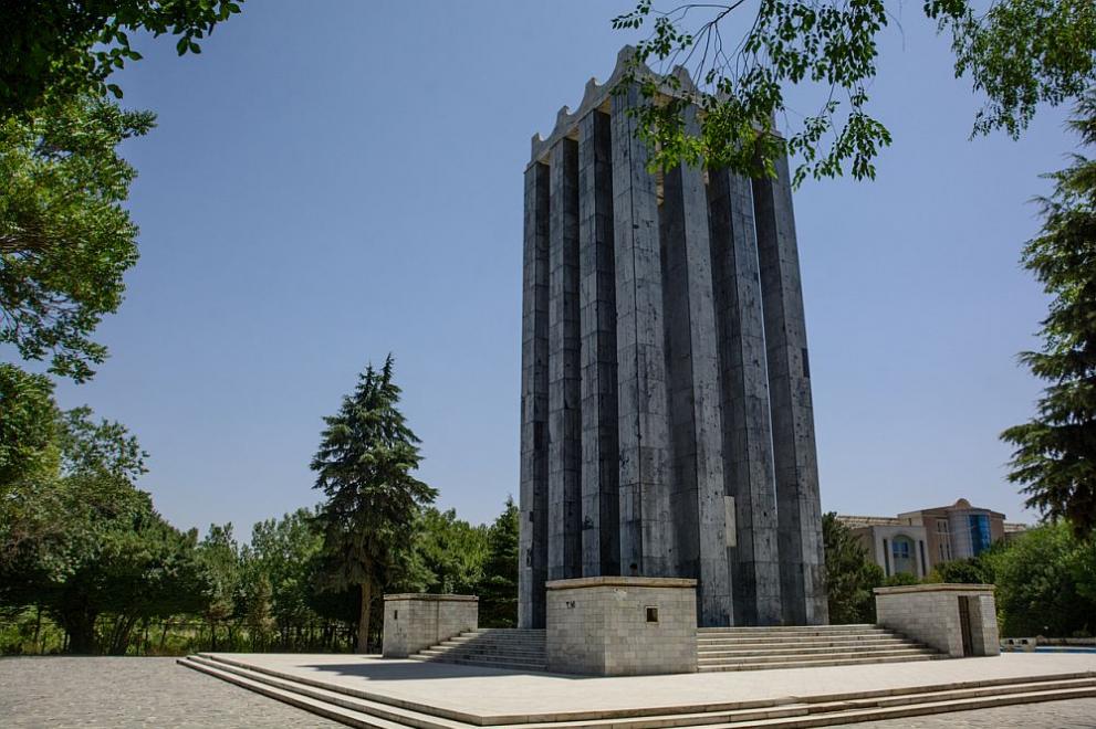 Монумент в Кабулския университет, Афганистан