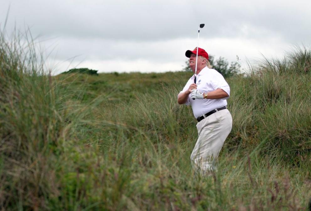 Доналд Тръмп разпуска на игрището за голф
