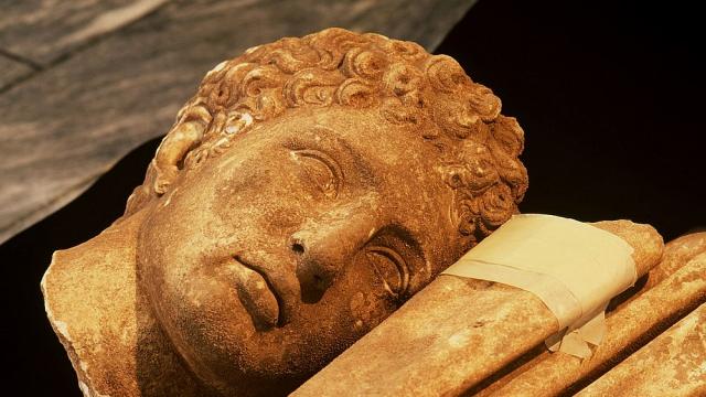 Бюст на 2300 години изникна от канализацията в Атина