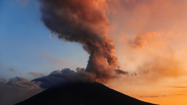 Обявиха червен код за опасност от изригване на вулкана Стромболи